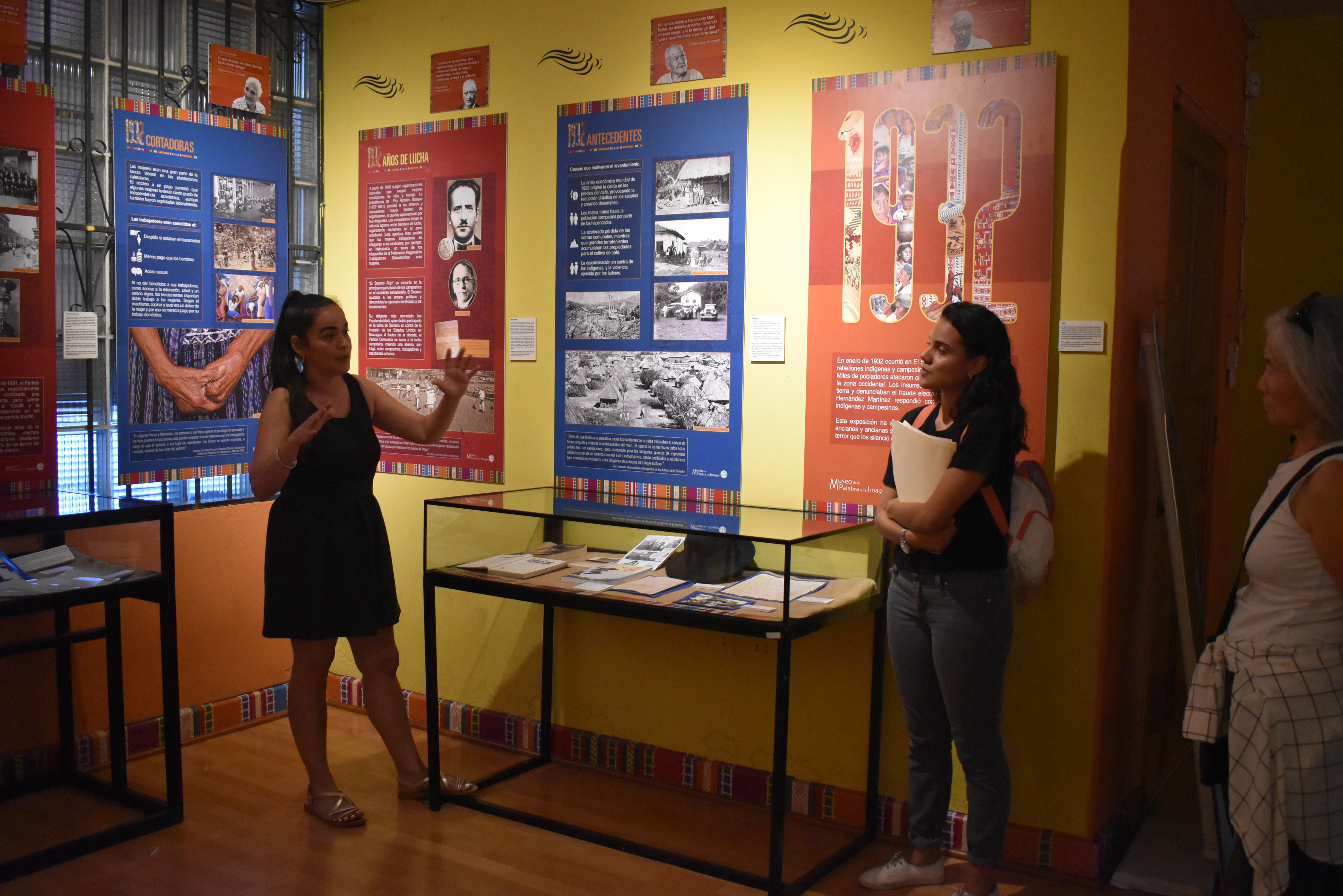 Museum guide speaks in El Salvador